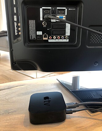 Apple TV-boksen kobles i TVens HDMI-port. Deretter kobler du Apple TV-boksen på ditt trådløse nettverk - eller bruker en internett-kabel rett i boksen. Foto: Andreas H. Carlsen Apple TV-boksen kobles i TVens HDMI-port. Deretter kobler du Apple TV-boksen på ditt trådløse nettverk - eller bruker en internett-kabel rett i boksen. Foto: Andreas H. Carlsen