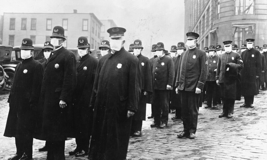 TILTAK: Det var tiltak under spanskesyken også, men de vi har i dag er de første og de strengeste i historien. Her er politiet i Seattle, USA, avbildet med munnbind under utbruddet av spanskesyken i 1918. Arkivfoto: Wikimedia Commons TILTAK: Det var tiltak under spanskesyken også, men de vi har i dag er de første og de strengeste i historien. Her er politiet i Seattle, USA, avbildet med munnbind under utbruddet av spanskesyken i 1918. Arkivfoto: Wikimedia Commons