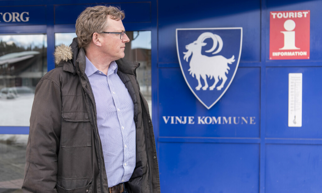 DESSVERRE PÅSKESTENGT: Ordfører Jon Rikard Kleven foran bukken i Vinjes kommunevåpen. Foto: Lars Eivind Bones. DESSVERRE PÅSKESTENGT: Ordfører Jon Rikard Kleven foran bukken i Vinjes kommunevåpen. Foto: Lars Eivind Bones.
