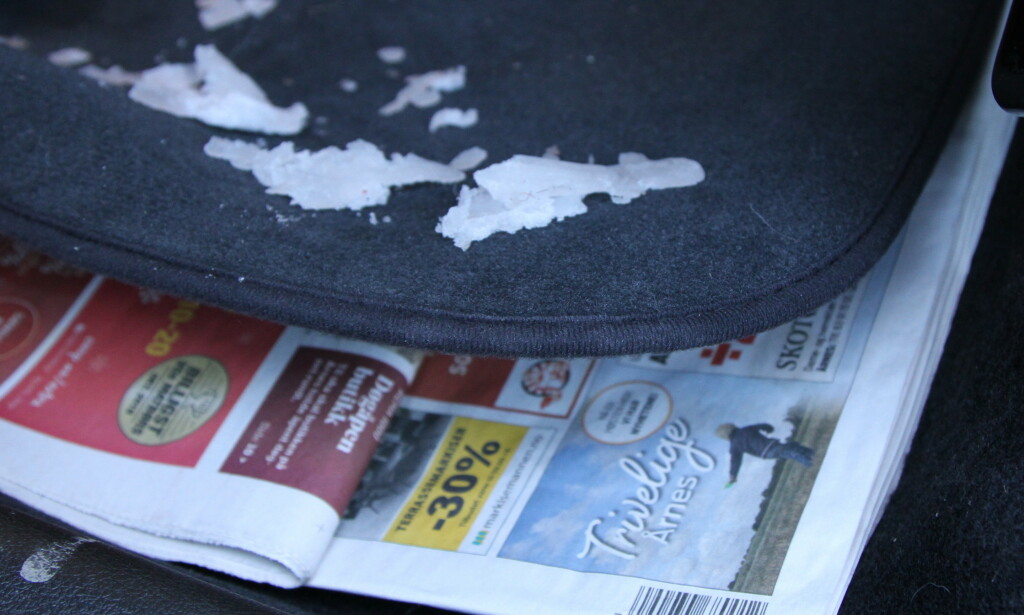 GAMMELT, GODT TRIKS: Avispapir under mattene tar til seg fuktighet fra snøen eller vannet som vi drar inn i bilen. Foto: Rune Korsvoll GAMMELT, GODT TRIKS: Avispapir under mattene tar til seg fuktighet fra snøen eller vannet som vi drar inn i bilen. Foto: Rune Korsvoll