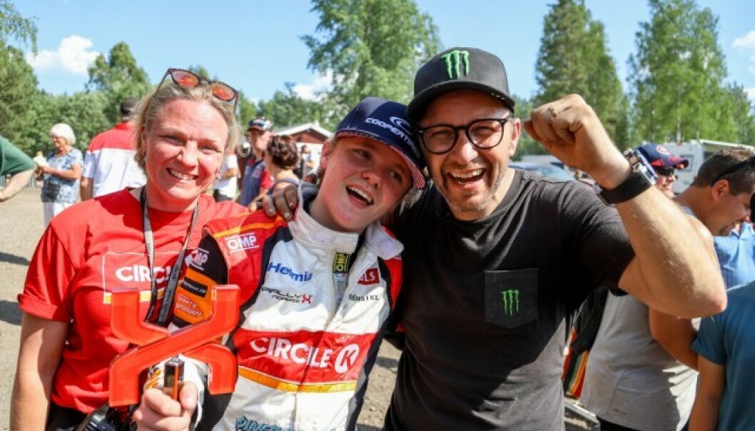 EN LITEN FAMILIE: Pernilla og Petter har vært et par i hele 22 år. Nå er det sønnen Oliver (18) som har tatt over førersetet - han skal bli rallystjerne. FOTO: Privat EN LITEN FAMILIE: Pernilla og Petter har vært et par i hele 22 år. Nå er det sønnen Oliver (18) som har tatt over førersetet - han skal bli rallystjerne. FOTO: Privat