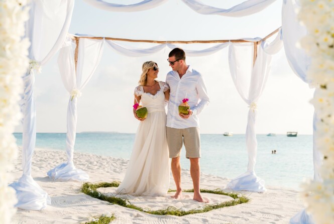 BRYLLUP PÅ STRANDEN: I 2019 giftet Elisa Røtterud seg med kjæresten Simen, på en kritthvit strand på Maldivene. FOTO: @elisarotterud BRYLLUP PÅ STRANDEN: I 2019 giftet Elisa Røtterud seg med kjæresten Simen, på en kritthvit strand på Maldivene. FOTO: @elisarotterud