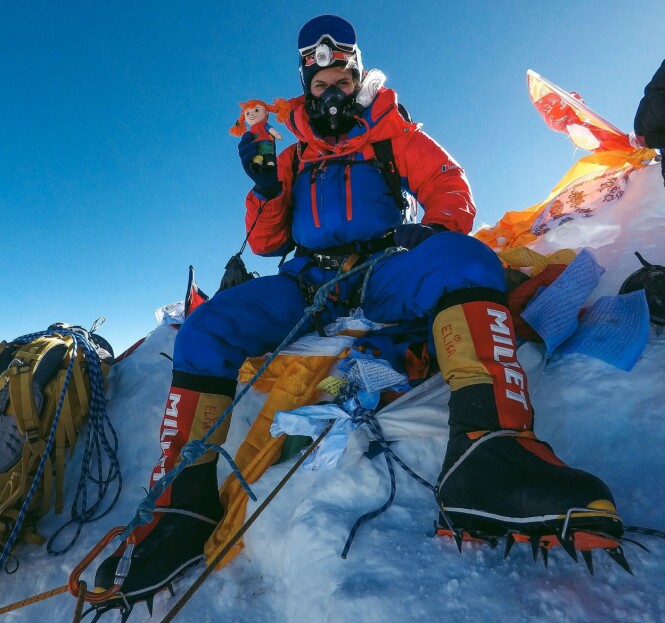 8000 METER OVER HAVET: Elisa på toppen av 8000-meteren Manaslu.
Fjellet har en dødsrate på 20 prosent, men Elisa var heldig med formen og været.
Pippi ble med! FOTO: @elisarotterud 8000 METER OVER HAVET: Elisa på toppen av 8000-meteren Manaslu.
Fjellet har en dødsrate på 20 prosent, men Elisa var heldig med formen og været.
Pippi ble med! FOTO: @elisarotterud