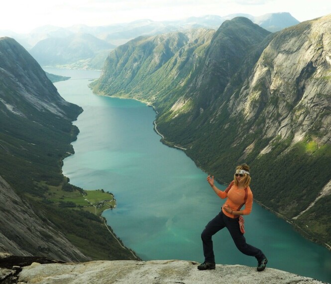 VAKKER NATUR: - Vestlandet! Her er landskapet eventyrlig! Luftgitar på en topp - alltid! FOTO: @elisarotterud VAKKER NATUR: - Vestlandet! Her er landskapet eventyrlig! Luftgitar på en topp - alltid! FOTO: @elisarotterud