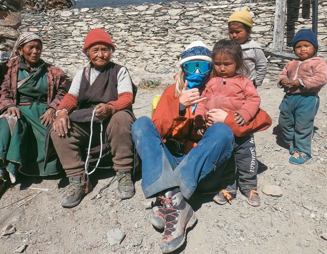 SHERPAFAMILIE: På grensa til Tibet møtte Elisa denne herlige sherpafamilien. - For noen glade og fine folk!
FOTO: @elisarotterud SHERPAFAMILIE: På grensa til Tibet møtte Elisa denne herlige sherpafamilien. - For noen glade og fine folk!
FOTO: @elisarotterud