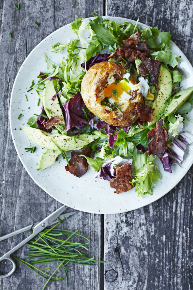 Bakte poteter kan fylles med så mangt, og denne versjonen er vel verdt å prøve. Tips! Egg og bacon kan også serveres på denne måten, i en raus bakt potet. FOTO: Winnie Methmann Bakte poteter kan fylles med så mangt, og denne versjonen er vel verdt å prøve. Tips! Egg og bacon kan også serveres på denne måten, i en raus bakt potet. FOTO: Winnie Methmann