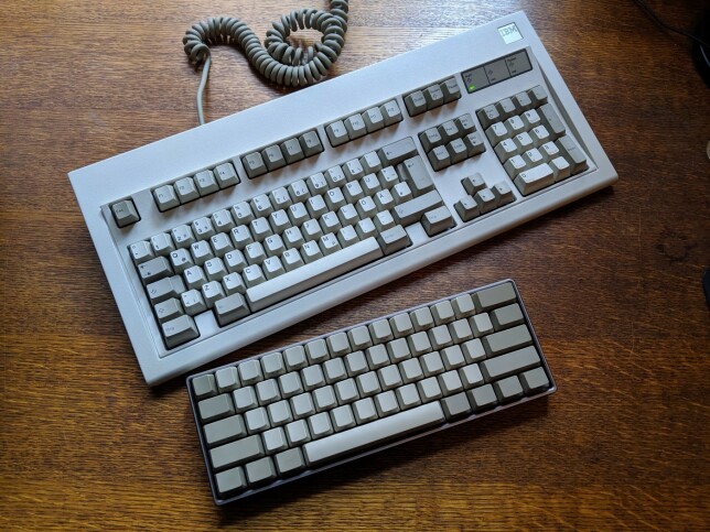 To tastaturer med forskjellig fysisk format. Det øverste er et fullstørrelse “IBM Model M” tastatur (100%), mens det nederste er et 60% “V60” tastatur. To tastaturer med forskjellig fysisk format. Det øverste er et fullstørrelse “IBM Model M” tastatur (100%), mens det nederste er et 60% “V60” tastatur.