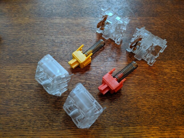 To demonterte MX-inspirerte brytere fra samarbeidsprosjekt mellom Kailh og NovelKeys. To demonterte MX-inspirerte brytere fra samarbeidsprosjekt mellom Kailh og NovelKeys.