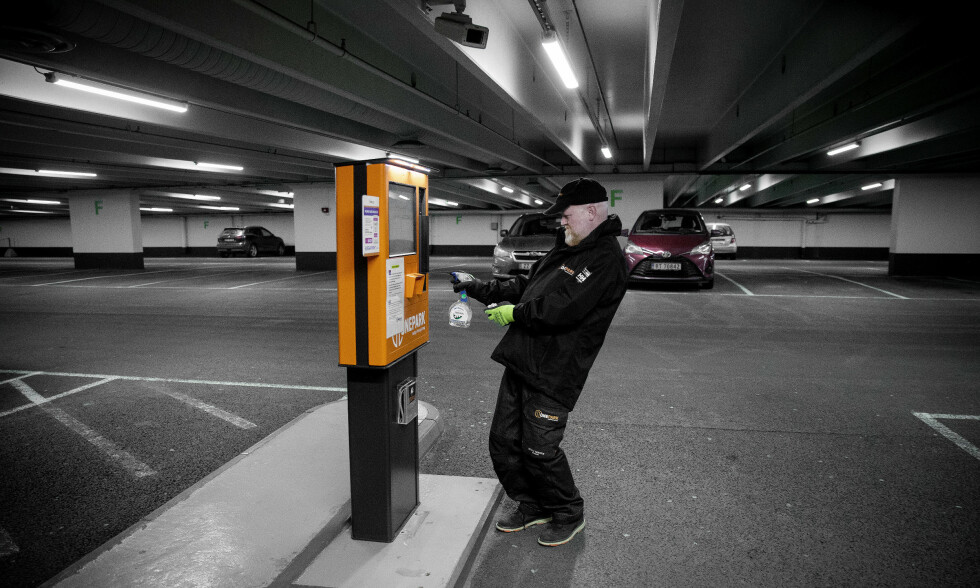 TRANGE TIDER: Eric Langløkken (47) er permittert fra jobben som parkeringsvakt hos Onepark og må søke om sosialhjelp for å ha råd til å betale husleie i april. Her vasker han betalingsautomatene for å hindre coronasmitte hos kundene før han ble permittert 18.mars. Foto: Bjørn Langsem / Dagbladet TRANGE TIDER: Eric Langløkken (47) er permittert fra jobben som parkeringsvakt hos Onepark og må søke om sosialhjelp for å ha råd til å betale husleie i april. Her vasker han betalingsautomatene for å hindre coronasmitte hos kundene før han ble permittert 18.mars. Foto: Bjørn Langsem / Dagbladet