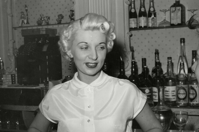 Ruth Ellis fikk jobb som nattklubbvertinne etter å ha vært nakenmodell. Foto: Historia/REX/NTB Scanpix Ruth Ellis fikk jobb som nattklubbvertinne etter å ha vært nakenmodell. Foto: Historia/REX/NTB Scanpix