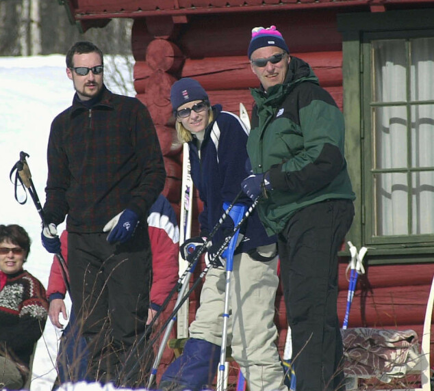 <strong>FAMILIEPÅSKE:</strong> Kronprins Haakon, kronprinsesse Mette-Marit og kong Harald i 2002. Foto: NTB Scanpix <strong>FAMILIEPÅSKE:</strong> Kronprins Haakon, kronprinsesse Mette-Marit og kong Harald i 2002. Foto: NTB Scanpix