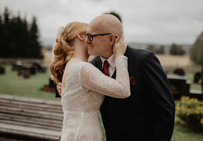BRYLLUP: Ingrid har alltid hatt et nært forhold til sin far, sogneprest Runar Helge Olsen. Det var han som viet henne, da hun giftet seg i 2019. FOTO: Lillian Nordbø BRYLLUP: Ingrid har alltid hatt et nært forhold til sin far, sogneprest Runar Helge Olsen. Det var han som viet henne, da hun giftet seg i 2019. FOTO: Lillian Nordbø