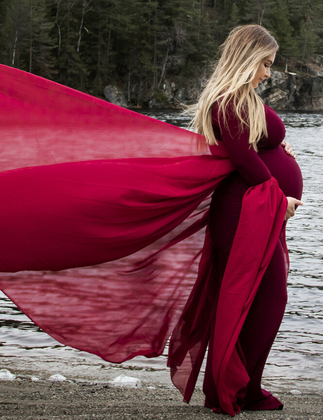 SOMMERFUGL: Kine, mens hun bar på Thelma Louise. Datteren døde senere i mors liv, mindre enn tre uker før terminen. FOTO: Camilla Bjørklund SOMMERFUGL: Kine, mens hun bar på Thelma Louise. Datteren døde senere i mors liv, mindre enn tre uker før terminen. FOTO: Camilla Bjørklund