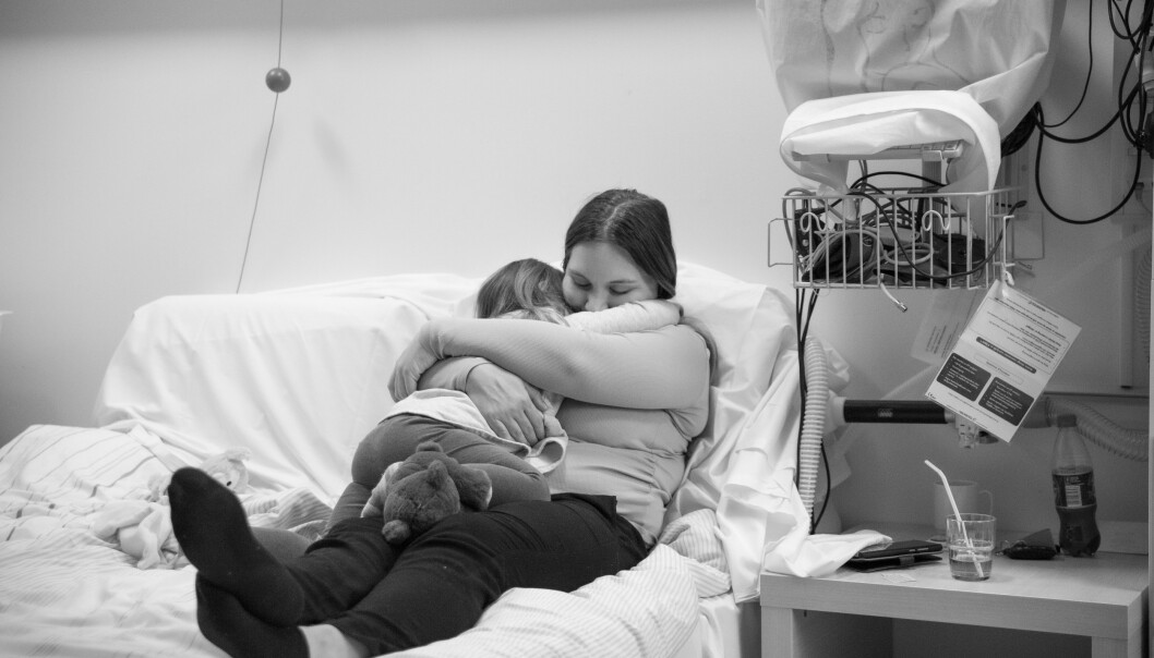 TRØST: Storesøster og mamma. I fanget ligger også den lille bamsen, som fortsatt dufter av Thelma Louise, og som betyr så mye for Kine. FOTO: Trine-Lise Henriksen TRØST: Storesøster og mamma. I fanget ligger også den lille bamsen, som fortsatt dufter av Thelma Louise, og som betyr så mye for Kine. FOTO: Trine-Lise Henriksen