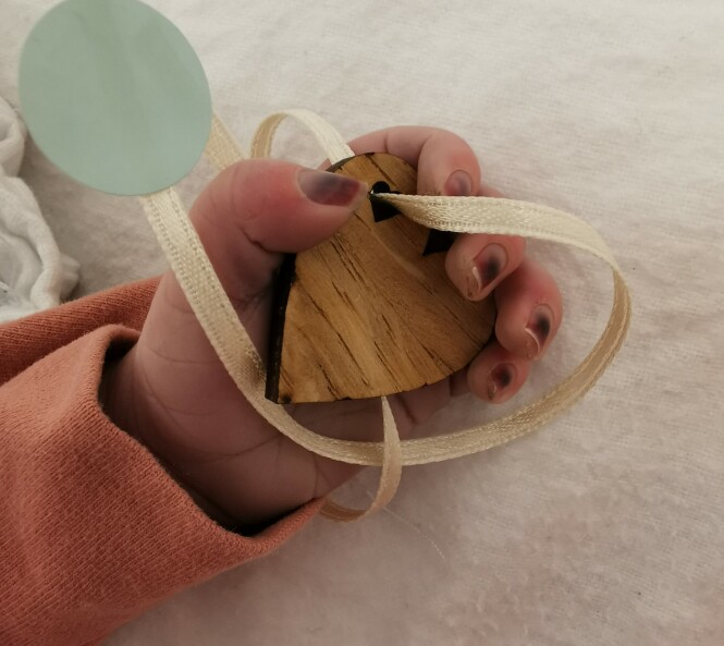 EVIG MINNE: Det betydde enormt mye for mamma Kine og pappa Steffen at Thelma Louise fikk med seg det lille hjertet fra «Georgs gave» da hun ble begravet. FOTO: Privat EVIG MINNE: Det betydde enormt mye for mamma Kine og pappa Steffen at Thelma Louise fikk med seg det lille hjertet fra «Georgs gave» da hun ble begravet. FOTO: Privat
