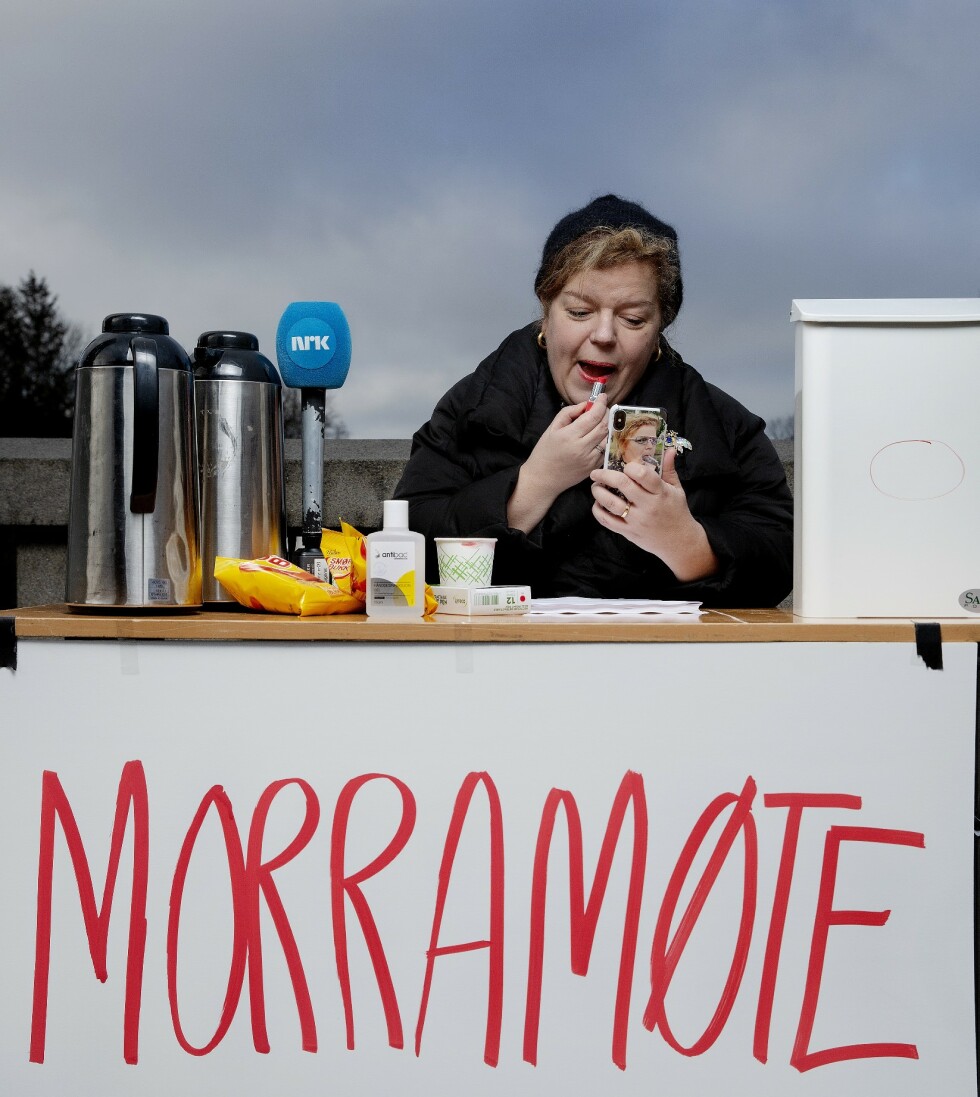 MØTETID: Else Kåss Furuset er glad i å snakke med folk. For en tid tilbake inviterte hun tv-seerne til å komme på «morramøte» i Frognerparken. Foto: Agnete Brun MØTETID: Else Kåss Furuset er glad i å snakke med folk. For en tid tilbake inviterte hun tv-seerne til å komme på «morramøte» i Frognerparken. Foto: Agnete Brun
