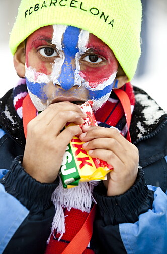 TURSJOKOLADEN: En ung supporter spiser Kvikk Lunsj under Ski-VM i Holmenkollen i 2011. Foto: Sara Johannessen/NTB Scanpix TURSJOKOLADEN: En ung supporter spiser Kvikk Lunsj under Ski-VM i Holmenkollen i 2011. Foto: Sara Johannessen/NTB Scanpix