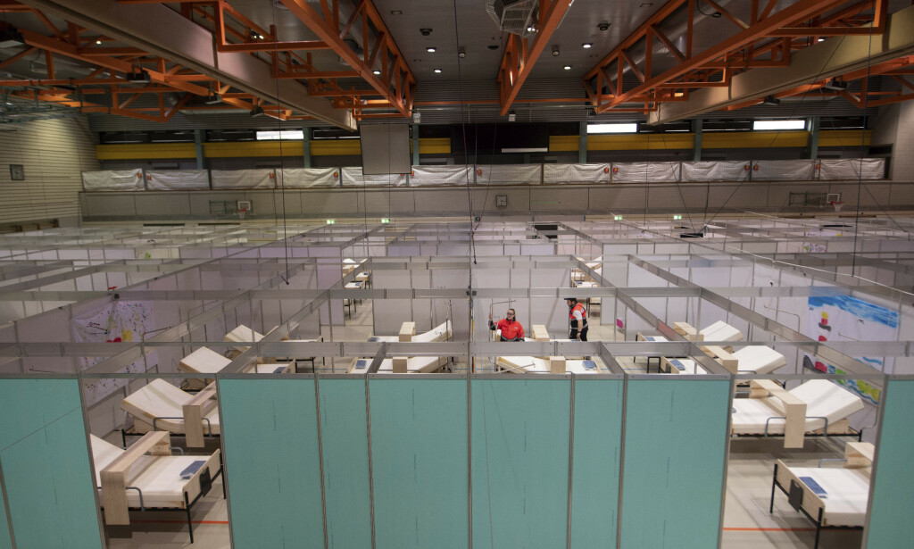 MIDLERTIDIG SYKEHUS: En idrettshall i tyske Aalen har blitt gjort om til et midlertidig sykehus for å få bukt med coronaviruset. Foto: Stefan Puchner/dpa via AP/NTB Scanpix MIDLERTIDIG SYKEHUS: En idrettshall i tyske Aalen har blitt gjort om til et midlertidig sykehus for å få bukt med coronaviruset. Foto: Stefan Puchner/dpa via AP/NTB Scanpix