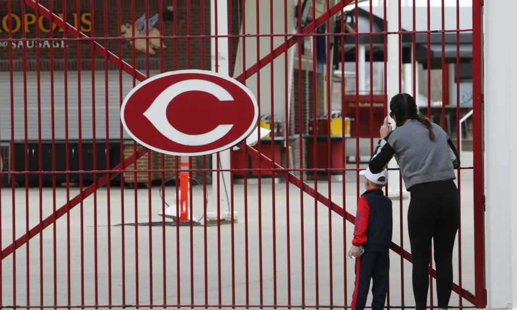 STENGTE DØRER: Baseball-fans kan bare titte gjennom dørene etter at åpningskampen mellom St. Louis Cardinals og the Cincinnati Reds ble avlyst. Foto: David Kohl/USA TODAY Sports/NTB Scanpix STENGTE DØRER: Baseball-fans kan bare titte gjennom dørene etter at åpningskampen mellom St. Louis Cardinals og the Cincinnati Reds ble avlyst. Foto: David Kohl/USA TODAY Sports/NTB Scanpix