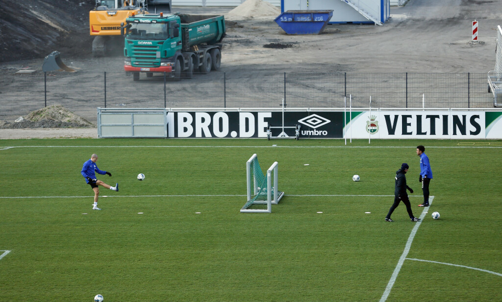 HOLDER AVSTAND: Spillere på det tyske storlaget Schalke 04 holder asvtand til hverandre på trening. Foto: REUTERS/Leon Kuegeler/NTB Scanpix HOLDER AVSTAND: Spillere på det tyske storlaget Schalke 04 holder asvtand til hverandre på trening. Foto: REUTERS/Leon Kuegeler/NTB Scanpix