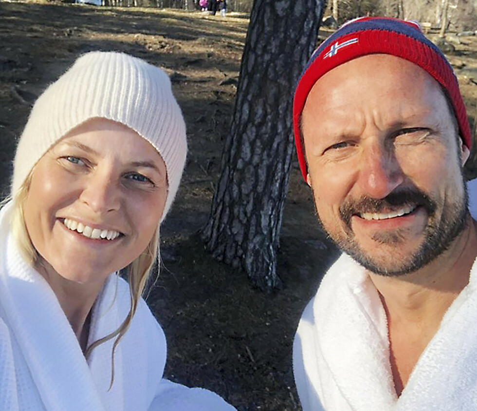 FOLKELIG: Ikledd luer og badekåper hilser en nybadet kronprinsesse Mette-Marit og kronprins Haakon folket i denne spesielle tiden. FOLKELIG: Ikledd luer og badekåper hilser en nybadet kronprinsesse Mette-Marit og kronprins Haakon folket i denne spesielle tiden.