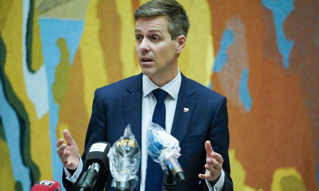 VURDERER NYE TILTAK: - Vi har tett dialog med flyselskapene og aktører innen norsk luftfart og vurderer fortløpende situasjonen og eventuelle flere tiltak i tiden fremover, sier samferdselsminister Knut Arild Hareide (Krf). Her under en pressekonferanse om den første krisepakken for luftfarten den 19. mars.
Foto: Fredrik Hagen / NTB scanpix VURDERER NYE TILTAK: - Vi har tett dialog med flyselskapene og aktører innen norsk luftfart og vurderer fortløpende situasjonen og eventuelle flere tiltak i tiden fremover, sier samferdselsminister Knut Arild Hareide (Krf). Her under en pressekonferanse om den første krisepakken for luftfarten den 19. mars.
Foto: Fredrik Hagen / NTB scanpix