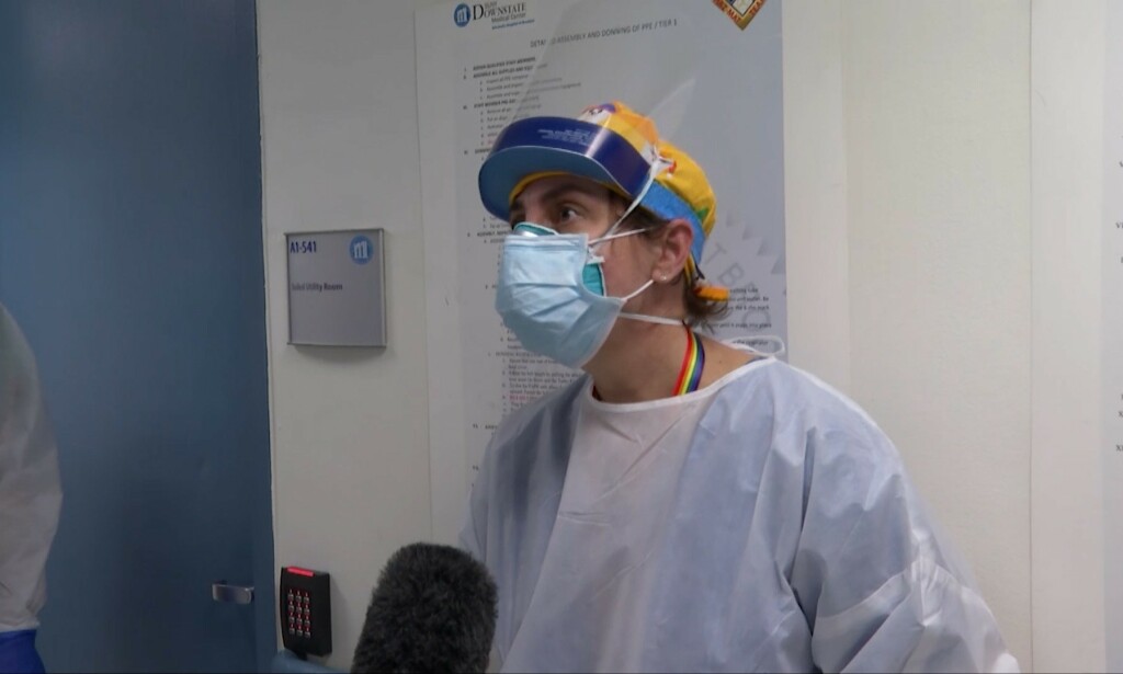 Dr. Cynthia Benson mener man som lege er forberedt på jobben, men at det er vanskelig å tolerere at det skjer så mange dødsfall på ett skift. Foto: CNN Dr. Cynthia Benson mener man som lege er forberedt på jobben, men at det er vanskelig å tolerere at det skjer så mange dødsfall på ett skift. Foto: CNN