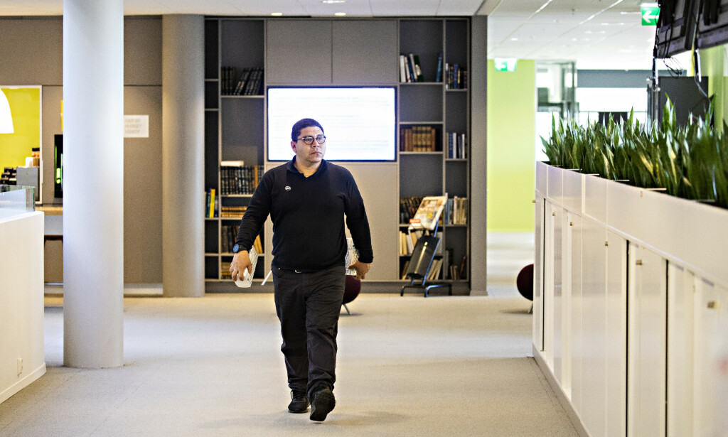 I KRIG MED VIRUSET: Adrian Farias, postansvarlig på Aller-huset, på vei gjennom Dagbladets lokaler på Hasle i Oslo, utrustet med Antibac og en pakke papirtørklær. Til vanlig er redaksjonslokalene her fulle av mennesker - nå er det bortimot folketomt. Foto: Frank Karlsen/Dagbladet I KRIG MED VIRUSET: Adrian Farias, postansvarlig på Aller-huset, på vei gjennom Dagbladets lokaler på Hasle i Oslo, utrustet med Antibac og en pakke papirtørklær. Til vanlig er redaksjonslokalene her fulle av mennesker - nå er det bortimot folketomt. Foto: Frank Karlsen/Dagbladet