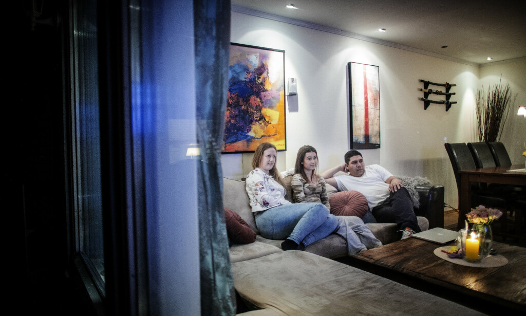 HJEMME: Familien har droppet all fysisk kontakt - bare Adrian går fortsatt på jobb. Fra venstre: Pia Viker Farias, datteren Lea og Adrian Farias. Foto: Bjørn Langsem/Dagbladet. HJEMME: Familien har droppet all fysisk kontakt - bare Adrian går fortsatt på jobb. Fra venstre: Pia Viker Farias, datteren Lea og Adrian Farias. Foto: Bjørn Langsem/Dagbladet.