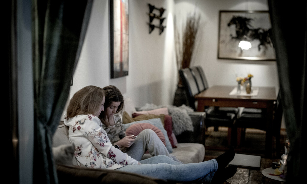TO OM DET: Mamma Pia Viker Farias og Lea, på sofaen hjemme - i kveld som så mange andre kvelder den siste måneden. Foto: Bjørn Langsem/Dagbladet TO OM DET: Mamma Pia Viker Farias og Lea, på sofaen hjemme - i kveld som så mange andre kvelder den siste måneden. Foto: Bjørn Langsem/Dagbladet