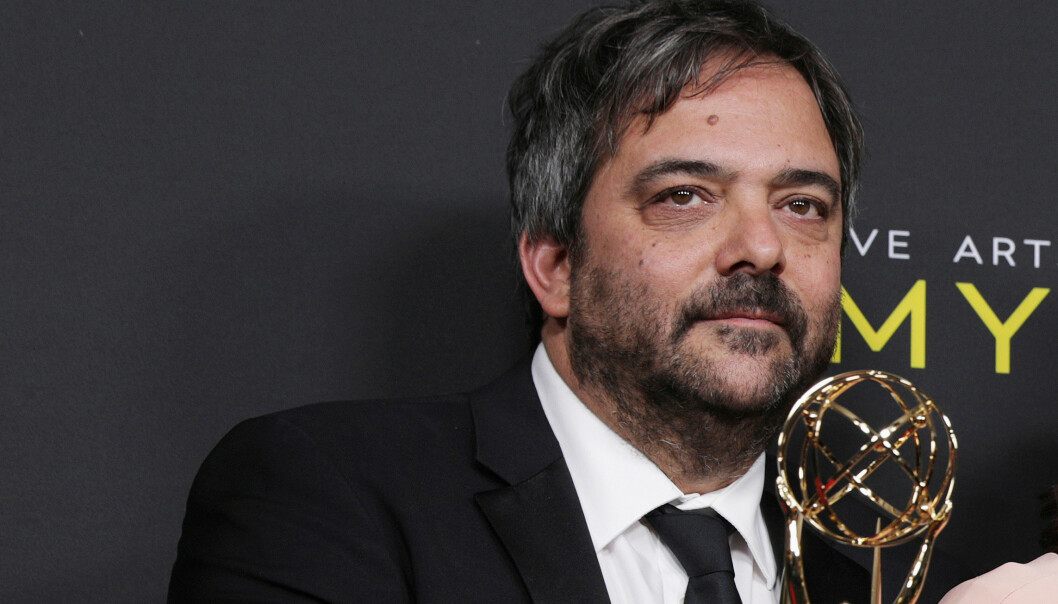 PRISVINNER: Adam Schlesinger under Emmy Awards i september. Han er blant stjernene som den siste tida har mistet livet til corona. Foto: NTB Scanpix PRISVINNER: Adam Schlesinger under Emmy Awards i september. Han er blant stjernene som den siste tida har mistet livet til corona. Foto: NTB Scanpix