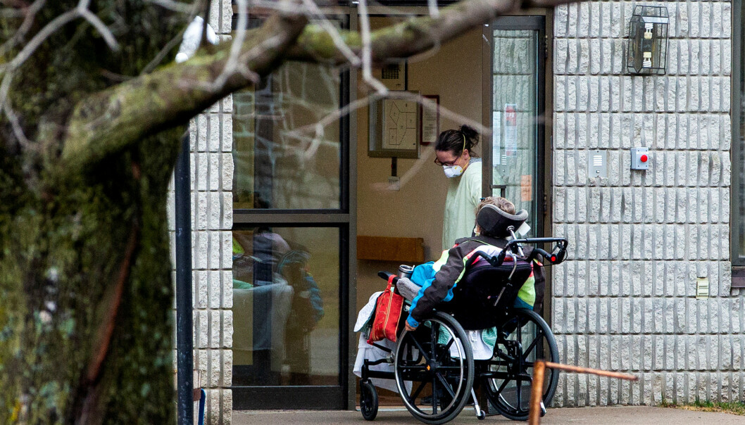 HARDT RAMMET: En ansatt ved Pinecrest-sykehjemmet har vært ute en tur med en av beboerne. Foto: NTB Scanpix HARDT RAMMET: En ansatt ved Pinecrest-sykehjemmet har vært ute en tur med en av beboerne. Foto: NTB Scanpix