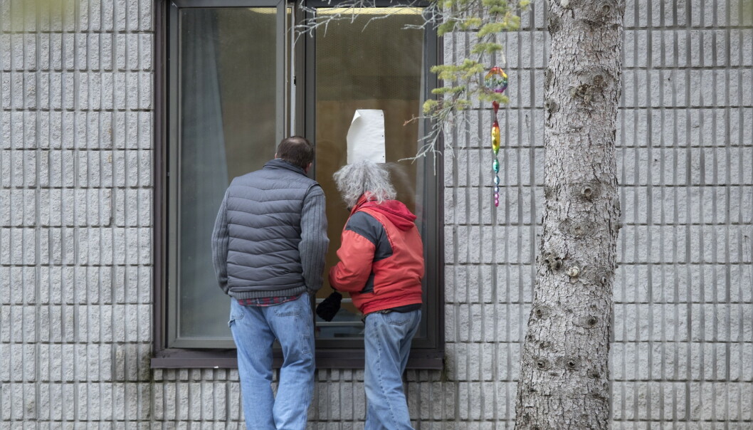 BESØK: Pårørende har måttet besøke beboerne på sykehjemmet ved å se dem gjennom vinduet. Foto: Fred Thornhill / The Canadian Press via AP / NTB scanpix BESØK: Pårørende har måttet besøke beboerne på sykehjemmet ved å se dem gjennom vinduet. Foto: Fred Thornhill / The Canadian Press via AP / NTB scanpix
