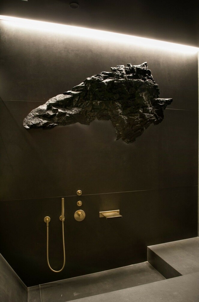 SKULPTUR: Over badekaret henger skulpturen «Boulder» av Aleksander Stav. Badekaret skal romme en hel familie. Foto: Anders Valde SKULPTUR: Over badekaret henger skulpturen «Boulder» av Aleksander Stav. Badekaret skal romme en hel familie. Foto: Anders Valde