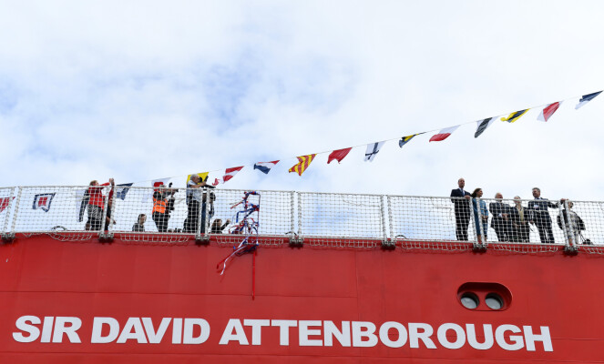 <strong>POLARSKIP:</strong> Dette skipet fikk navnet RRS Sir David Attenborough. På dekk til høyre kan man se hertugparet og programlederen. Foto: NTB Scanpix <strong>POLARSKIP:</strong> Dette skipet fikk navnet RRS Sir David Attenborough. På dekk til høyre kan man se hertugparet og programlederen. Foto: NTB Scanpix