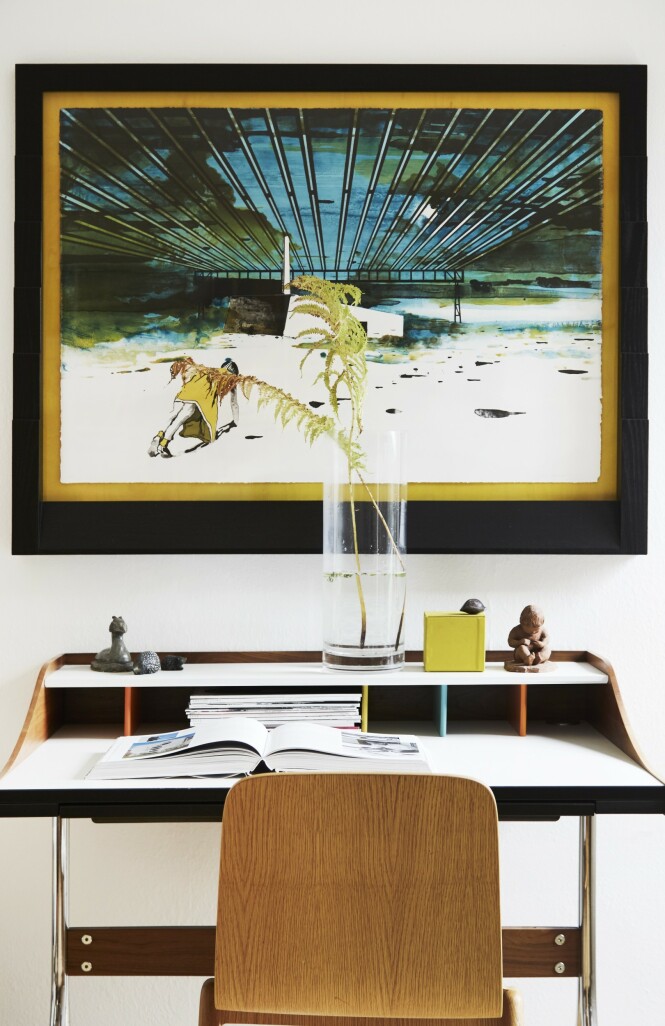 Kunstverket over arbeidspulten er av John Kørner, mens bordet «Swag Leg Desk» er designet av George Nelson i 1955. Tips! Du kan gjøre hjemmekontoret innbydende med et vakkert bilde over pulten, med noe grønt i en vase og med litt nips. FOTO: Nicoline Olsen Kunstverket over arbeidspulten er av John Kørner, mens bordet «Swag Leg Desk» er designet av George Nelson i 1955. Tips! Du kan gjøre hjemmekontoret innbydende med et vakkert bilde over pulten, med noe grønt i en vase og med litt nips. FOTO: Nicoline Olsen