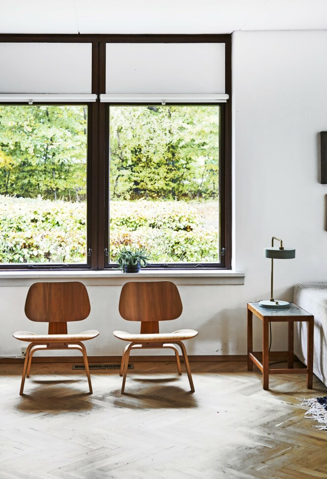 To like stoler plassert ved siden av hverandre gir ro til rommet. Her har Caroline og Jonathan to Eames- stoler i formpresset tre. Bordlampen er fra Made by Hand. To like stoler plassert ved siden av hverandre gir ro til rommet. Her har Caroline og Jonathan to Eames- stoler i formpresset tre. Bordlampen er fra Made by Hand.