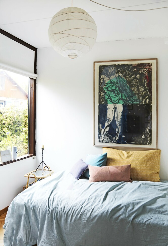 Bildet på veggen over sengen er laget av Per Kirkeby. Tips! Innred sove- rommet enkelt, men la fargene spille på et bilde, på sengeteppet og putene. FOTO: Nicoline Olsen Bildet på veggen over sengen er laget av Per Kirkeby. Tips! Innred sove- rommet enkelt, men la fargene spille på et bilde, på sengeteppet og putene. FOTO: Nicoline Olsen