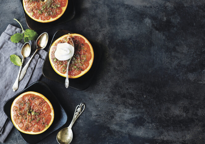 Å steke grapefrukt i ovnen på denne måten er en spennende variant det er verdt å prøve. FOTO: Betina Hastoft og Columbus Leth Å steke grapefrukt i ovnen på denne måten er en spennende variant det er verdt å prøve. FOTO: Betina Hastoft og Columbus Leth