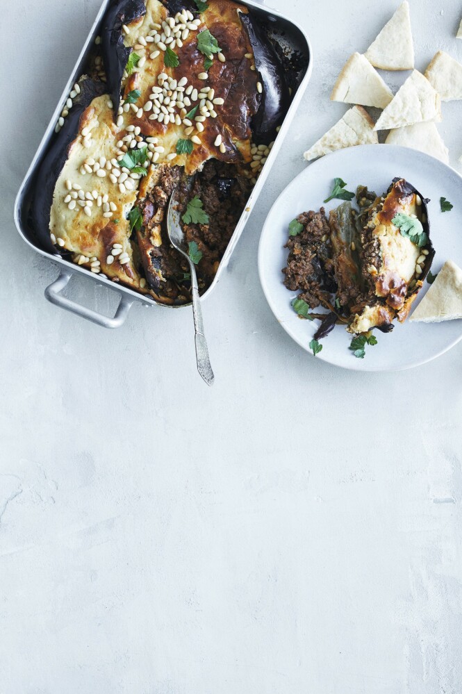Moussakaen kan lages med karbonadedeig i stedet for lammekjøtt. Moussakaen kan lages med karbonadedeig i stedet for lammekjøtt.