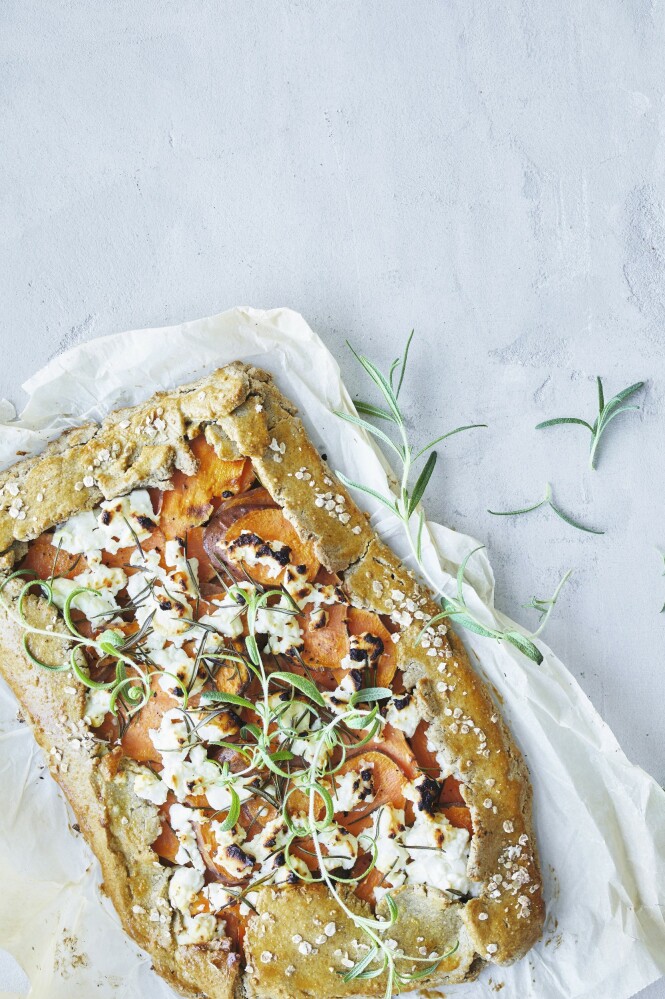 Galette minner om en pai, men stekes ikke i form. Den skal bare legges på bakeplaten, og så foldes kantene inn over fyllet. Tips! Du kan også lage galetten med rødbeter i stedet for søtpoteter. FOTO: Winnie Methmann Galette minner om en pai, men stekes ikke i form. Den skal bare legges på bakeplaten, og så foldes kantene inn over fyllet. Tips! Du kan også lage galetten med rødbeter i stedet for søtpoteter. FOTO: Winnie Methmann