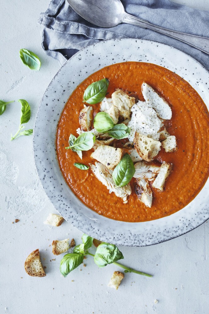 En fyldig tomatsuppe laget av
hakkede tomater på boks blir aldri feil. Bruk rester av gammelt brød som krutonger. En fyldig tomatsuppe laget av
hakkede tomater på boks blir aldri feil. Bruk rester av gammelt brød som krutonger.