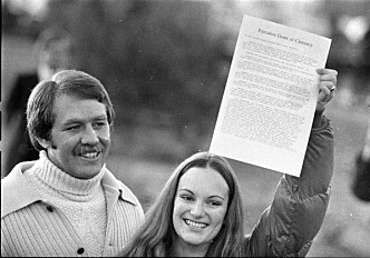 Patty Hearst holder opp papiret som slår fast at hun er benådet. Ved hennes side står forloveden Bernard Shaw. Foto: AP/NTB Scanpix Patty Hearst holder opp papiret som slår fast at hun er benådet. Ved hennes side står forloveden Bernard Shaw. Foto: AP/NTB Scanpix