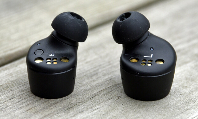 MINDRE: True Wireless 2 til venstre (merket "R" for å gjøre forvirrelsen komplett) er noe mindre enn sine forgjengere. Foto: Pål Joakim Pollen MINDRE: True Wireless 2 til venstre (merket "R" for å gjøre forvirrelsen komplett) er noe mindre enn sine forgjengere. Foto: Pål Joakim Pollen
