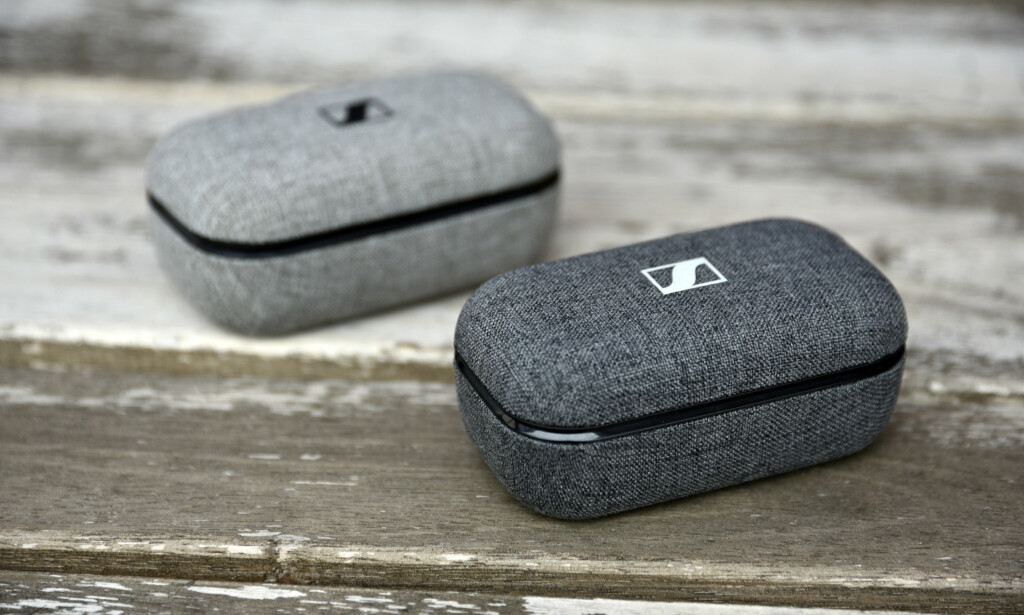 STOFF: Etuiet til Momentum True Wireless 2 er trukket i stoff - gråfargen er mørkere enn hva den var på den forrige modellen. Foto: Pål Joakim Pollen STOFF: Etuiet til Momentum True Wireless 2 er trukket i stoff - gråfargen er mørkere enn hva den var på den forrige modellen. Foto: Pål Joakim Pollen