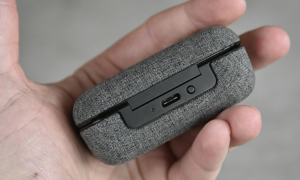 SJEKK BATTERIET: Ved å trykke på den lille knappen bak på etuiet, vises en farget LED-pære som indikerer hvor mye batteri som gjenstår. Foto: Pål Joakim Pollen SJEKK BATTERIET: Ved å trykke på den lille knappen bak på etuiet, vises en farget LED-pære som indikerer hvor mye batteri som gjenstår. Foto: Pål Joakim Pollen