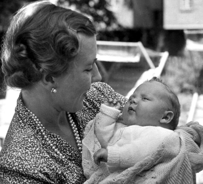 BABYLYKKE: Dronning Ingrid med sin førstefødte datter, prinsesse Margrethe, sommeren 1940. FOTO: NTB scanpix BABYLYKKE: Dronning Ingrid med sin førstefødte datter, prinsesse Margrethe, sommeren 1940. FOTO: NTB scanpix