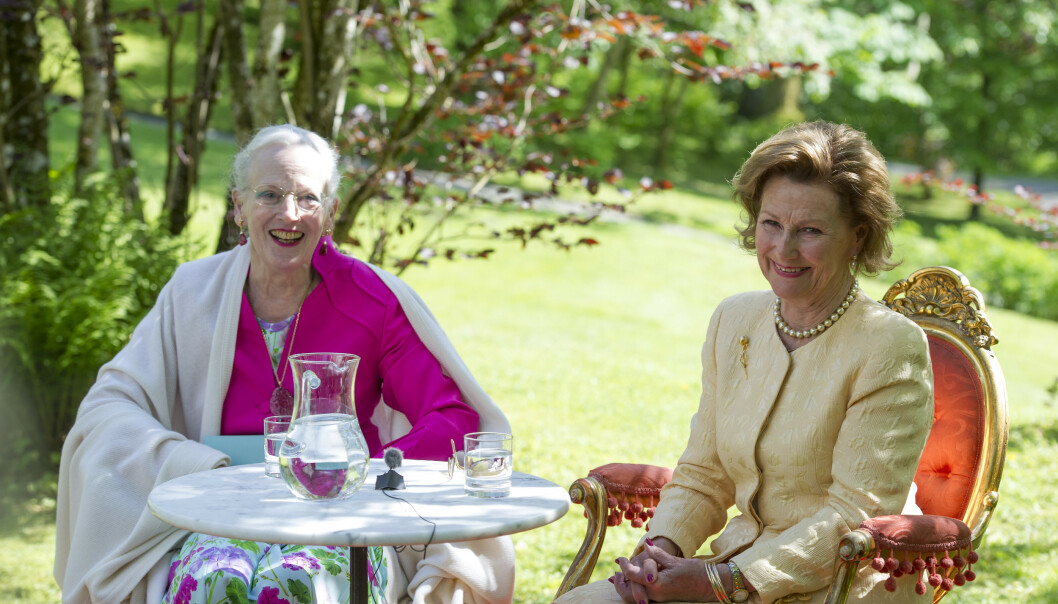 KUNSTNERE: Dronning Margrethe og dronning Sonja fotografert på åpningen av deres felles kunstutstilling "Fra fjell og kyst" i Hardanger i 2015. FOTO: Marit Hommedal / NTB scanpix KUNSTNERE: Dronning Margrethe og dronning Sonja fotografert på åpningen av deres felles kunstutstilling "Fra fjell og kyst" i Hardanger i 2015. FOTO: Marit Hommedal / NTB scanpix