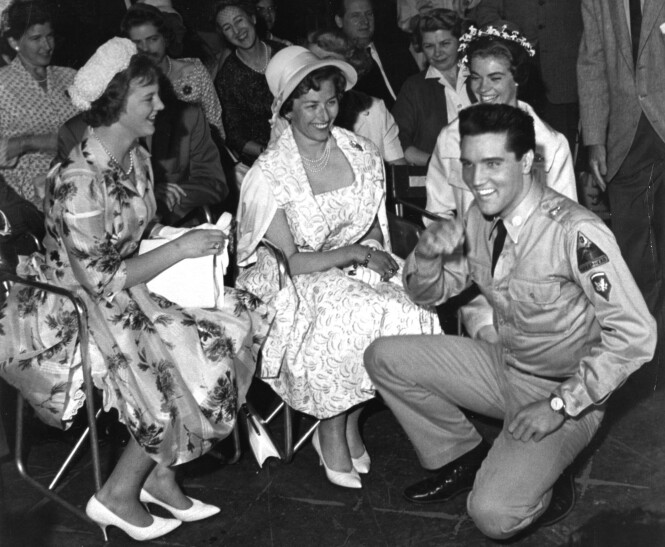 DA PRINSESSENE MØTTE ELVIS: Sommeren 1960 dro de skandinaviske prinsessene Margrethe, Astrid og Margareta til Hollywood, hvor de blant andre møtte rockestjernen Elvis Presley. Det ble nok et uforglemmelig møte for de alle fire! FOTO: NTB scanpix DA PRINSESSENE MØTTE ELVIS: Sommeren 1960 dro de skandinaviske prinsessene Margrethe, Astrid og Margareta til Hollywood, hvor de blant andre møtte rockestjernen Elvis Presley. Det ble nok et uforglemmelig møte for de alle fire! FOTO: NTB scanpix