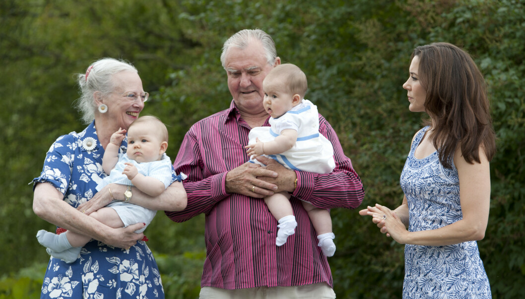 FARMOR: Dronning Margrethe med ektemannen prins Henrik, og barnebarna prins Vincent og prinsesse Josephine på Gråsten slott i 2011. Svigerdatter kronprinsesse Mary til høyre. FOTO: NTB scanpix FARMOR: Dronning Margrethe med ektemannen prins Henrik, og barnebarna prins Vincent og prinsesse Josephine på Gråsten slott i 2011. Svigerdatter kronprinsesse Mary til høyre. FOTO: NTB scanpix